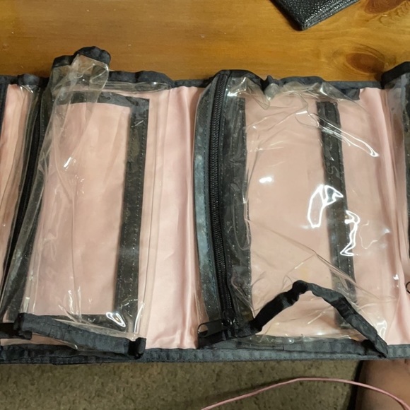 ❤️NEW❤️ Mary Kay Rollup Bag, has 4 Zippered with Detachable Velcro - Picture 3 of 5